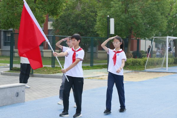 上陽(yáng)網(wǎng) 強(qiáng)國(guó)復(fù)興有我！華政附校少年的換巾儀式，是青春最燃的打開方式